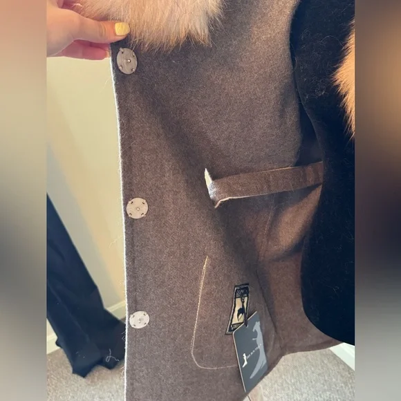 Elegant Gray Alpaca Coat with fox Fur details - Picture 6 of 9